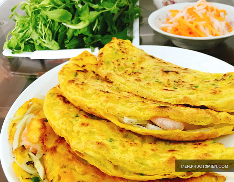 A typical Banh Xeo serving!