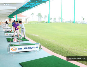 Người chơi golf tại sân tập Him Lam Golf Club, Saigon, trong không gian xanh mát và thoáng đãng.
