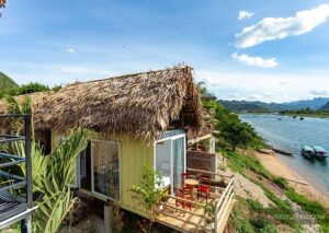 Nhà nghỉ bên dòng sông, mái lá tự nhiên, khung cảnh phong cảnh núi non đẹp mắt tại Phong Nha.