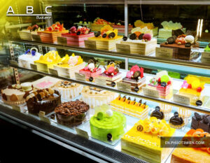 Bánh ngọt đa dạng tại ABC Bakery, thu hút thực khách với nhiều hương vị và hình dạng đẹp mắt.