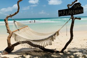 Sao Mỳ Lan Beach với chiếc võng trên bờ biển cát trắng, làn nước trong xanh và bầu trời sáng tươi.