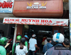 Bánh mì Huỳnh Hoa, địa chỉ 26 Lê Thị Riêng, quận 1, nổi tiếng với bánh mì thơm ngon, phục vụ từ 1989.