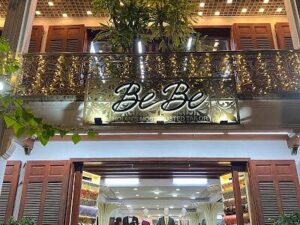 Bebe Tailor, thợ may nổi tiếng ở Hội An, với biển hiệu và không gian sang trọng.