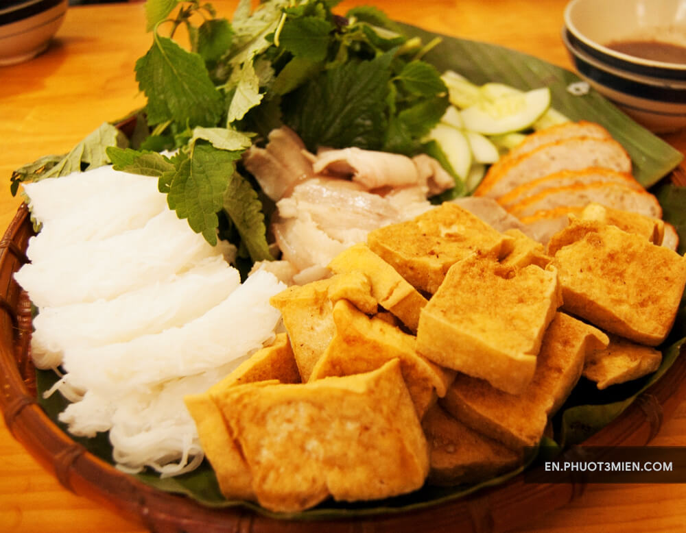 Bún đậu mắm tôm với bún, đậu phụ chiên, thịt heo, chả và rau sống.