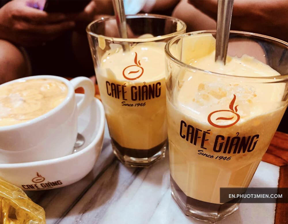 Café Giảng với ly cà phê trứng và một cốc cà phê sữa, mang đậm hương vị Hà Nội.