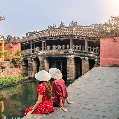 Cặp đôi ngắm cảnh tại cầu Hội An, phong cảnh đẹp với kiến trúc truyền thống và không gian yên bình.