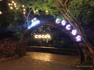 coco's café với ánh đèn lung linh, không gian thoáng đãng, gần gũi với thiên nhiên tại Quảng Bình.