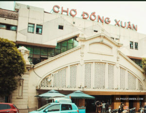 Chợ Đông Xuân nổi bật với kiến trúc độc đáo, là một trong những khu chợ lớn nhất tại Hà Nội.