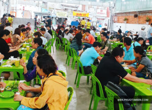 Không gian ẩm thực đông đúc tại Sài Gòn, khách hàng thưởng thức các món ăn dân gian.