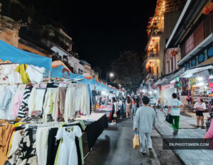 Chợ đêm Hà Nội nhộn nhịp với các gian hàng thời trang và ánh đèn lung linh, thu hút đông đảo du khách.