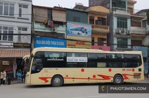Xe Hưng Long đang đậu trước tòa nhà 388, nơi có biển hiệu mua bán điện thoại di động tại Quảng Bình.